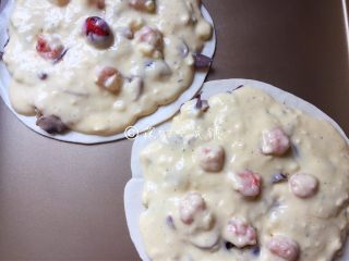 16、小龙虾奶酪快手酥饼,再浇上酱汁,撒一些香料碎,放入预热好的烤箱中层,190度,约15分钟,烤至表面呈淡金色就可以了。