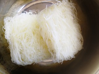 1、炒米粉,米粉用温水泡30分钟。