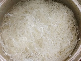2、炒米粉,泡好的样子。捞出控水。