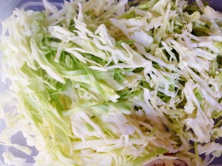 4、炒米粉,卷心菜芯洗干净，切丝。