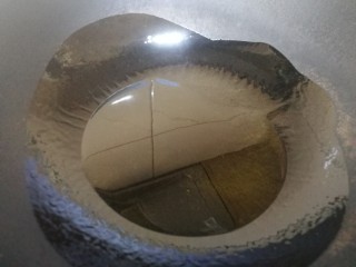 5、炒米粉,热锅倒入比炒菜多一点的油。