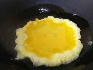 6、炒米粉,油五成热倒入打散的鸡蛋。