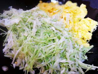 8、炒米粉,放入菜丝。