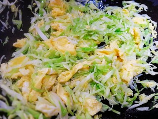 9、炒米粉,文火翻炒均匀。