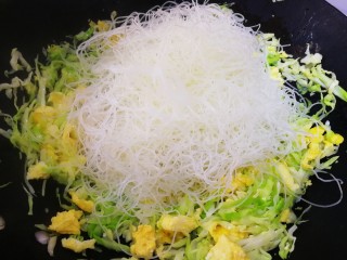 10、炒米粉,放入米粉。