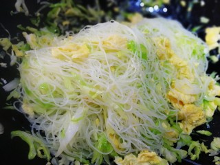 11、炒米粉,文火用筷子抖散。