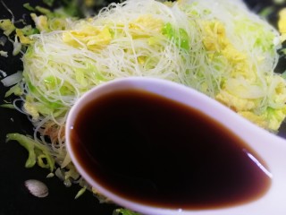 12、炒米粉,放入三勺海鲜酱油。