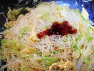 13、炒米粉,一勺蚝油，文火炒匀。