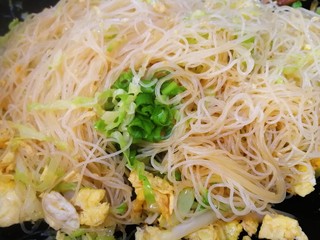 15、炒米粉,最后放入葱花，简单翻炒一下即可。