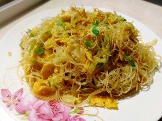 16、炒米粉,成盘。