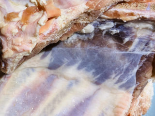 1、蒜香排骨,准备排骨700克