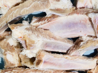 2、蒜香排骨,猪排骨洗净斩条。