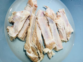 3、蒜香排骨,用清水反复冲洗干净血水。