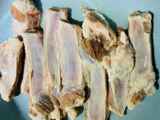 4、蒜香排骨,捞出挤干水份备用。