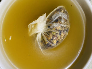 5、蒜香排骨,用少许草果,桂皮,白芷,香叶,茴香,花椒,白蔻,香砂,干姜装入汤料袋泡水备用。没有这些香料可以直接买小包的卤料包。