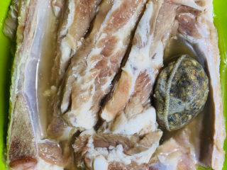 6、蒜香排骨,将泡好的香料水跟洗干净的排骨一起浸泡10分钟。