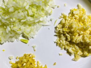 7、蒜香排骨,姜,葱,蒜切末备用。