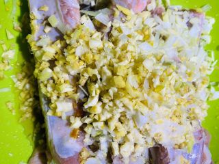 8、蒜香排骨,放入,姜,葱,蒜,蚝油,料酒,盐,五香粉,白糖,生抽,鸡粉,面粉抓拌均匀。