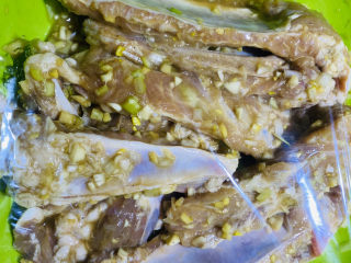 9、蒜香排骨,封上保鲜膜腌制一小时以上。