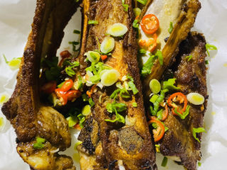 12、蒜香排骨,撒上红椒,蒜末。