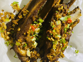 13、蒜香排骨,把腌制排骨剩下的姜葱蒜末炒干水份撒上炸好的排骨,美食做好。香、酥、脆美味可口。