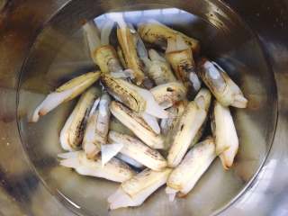 1、爆炒蛏子,首先将买回来的蛏子放盐水中浸泡两小时，让它们把泥沙吐掉，然后用流水冲洗干净。