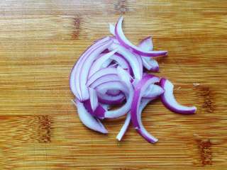 3、爆炒蛏子,将洋葱切丝备用。