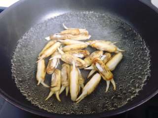 4、爆炒蛏子,锅中放水烧开，再放入蛏子，略烫一下捞出。