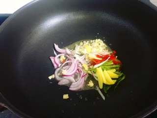 5、爆炒蛏子,油锅烧热，放入葱姜蒜、青红椒和洋葱爆炒一小会。