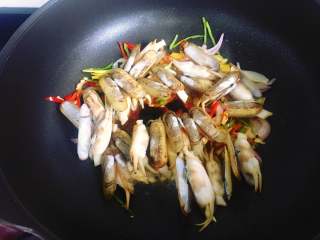 7、爆炒蛏子,最后放入焯烫好的蛏子。