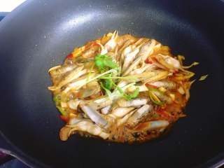 8、爆炒蛏子,大火翻炒片刻后起锅。