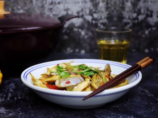 9、爆炒蛏子,装盘后用香菜叶点缀一下，爆炒蛏子就做好了。