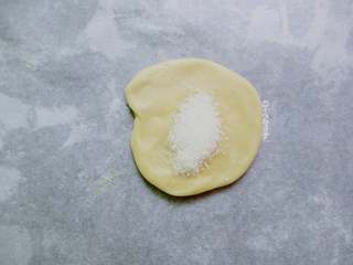 8、糖火烧,两边像中间挤压，按扁擀开包入白糖