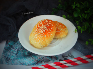 13、糖火烧,用手拿着使劲一咬，糖汁便顺着手指流下来，赶紧把手指伸进嘴里吮一下