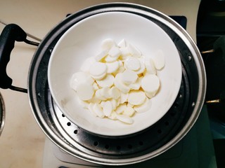 3、山药馒头,切片  放入蒸锅蒸熟