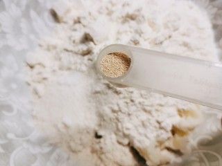 6、山药馒头,放入酵母粉