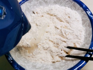 7、山药馒头,倒入温水