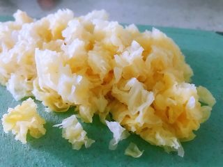 1、银耳玫瑰花羹,新鲜银耳清洗干净之后，切成小朵。