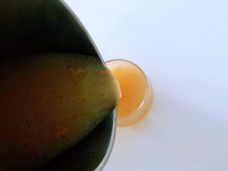 4、银耳玫瑰花羹,装杯。