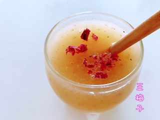 5、银耳玫瑰花羹,​银耳如没有新鲜的用干的泡发也可以，冰糖所用量按照个人的口味或者习惯放，不放冰糖也可以。