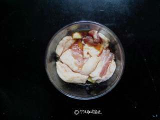 2、干炸五花肉,放入容器里，放入一个鸡蛋，加盐，料酒，老抽，胡椒粉，淀粉，葱姜抓匀