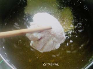 5、干炸五花肉,锅上火烧热倒入植物油烧至六成热，将肉片一片一片放入锅中炸至微黄色捞出来。