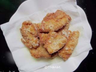 6、干炸五花肉,炸好的肉捞出