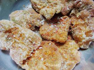 8、干炸五花肉,五花肉放入容器里，撒孜然粉、辣椒粉、椒盐调味