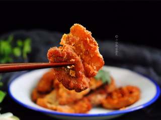 11、干炸五花肉,根据不同人的口味和喜好，可以在炸五花肉的时候添加不同的调料