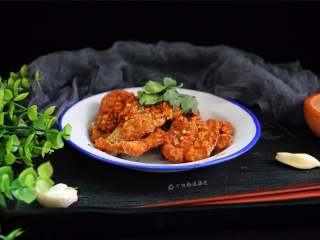 10、干炸五花肉,孩子当零食吃，停不下嘴。当下酒菜，看球赛磨牙也是个不错的选择！