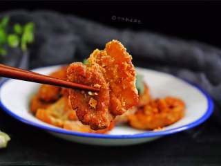 12、干炸五花肉,五花肉在被干炸之前，是需要我们进行腌制的！这样肉质的口感才更佳，肉片也会更加入味。