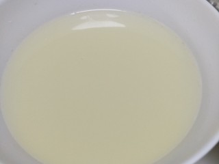 4、冬瓜蛤蜊汤,盛出蛤蜊汤备用。