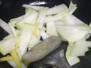 5、冬瓜蛤蜊汤,葱姜，少量油爆锅。下冬瓜片清炒半刻。