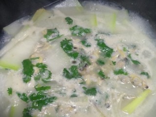 8、冬瓜蛤蜊汤,加入香菜末点缀，点入几滴香油调味。